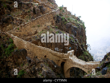 L'Shahara Pont sur une gorge rocheuse, au Yémen Banque D'Images