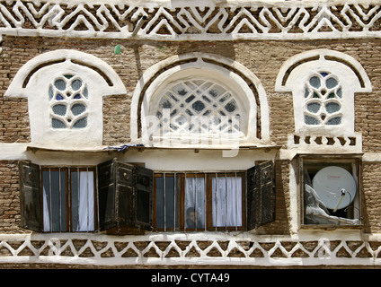 Tour de plain-pied traditionnelle des maisons de terre battue dans la vieille ville fortifiée de Sanaa, Yémen Banque D'Images