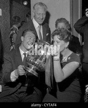 Le footballeur George Showell de Wolverhampton Wanderers célèbre la victoire finale de la coupe FA 1960 avec sa femme. Loups footballeur célébration football Grande-Bretagne 1960 footballeurs épouses femme Banque D'Images