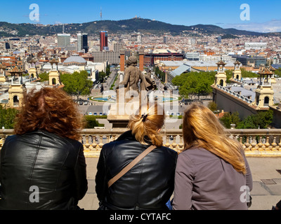 Trois femmes touristes admirant la vue de Montjuic sur le centre-ville Barcelone Catalogne Espagne Banque D'Images