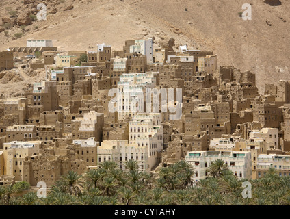 Vue sur Adobe et peint les bâtiments, Wadi Doan, Yémen Banque D'Images