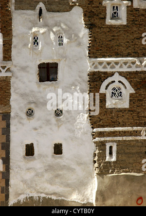 Tour de plain-pied traditionnelle des maisons de terre battue dans la vieille ville fortifiée de Sanaa, Yémen Banque D'Images