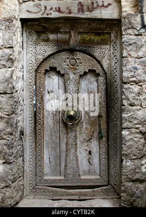 Artistiquement sculpté ancien maison juive porte en bois, le Yémen Banque D'Images