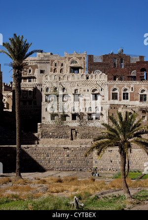 Tour de plain-pied traditionnelle des maisons de terre battue dans la vieille ville fortifiée de Sanaa, Yémen Banque D'Images