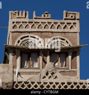 Tour de plain-pied traditionnelle des maisons de terre battue dans la vieille ville fortifiée de Sanaa, Yémen Banque D'Images