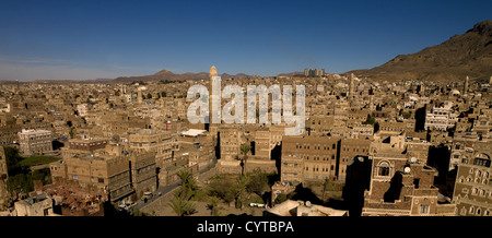 Tour de plain-pied traditionnelle des maisons de terre battue dans la vieille ville fortifiée de Sanaa, Yémen Banque D'Images