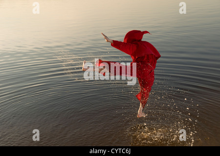 Fighter moine Shaolin kungfu reaper red river l'eau du lac Banque D'Images