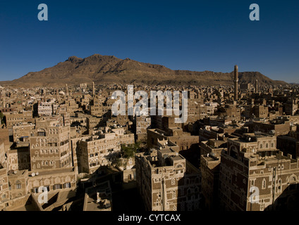 Tour de plain-pied traditionnelle des maisons de terre battue dans la vieille ville fortifiée de Sanaa, Yémen Banque D'Images