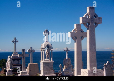 Bronte Cimetière Waverley Sydney New South Wales Australie pierres tombales blanches et des croix surplombant la mer de Tasman / Océan Pacifique Banque D'Images