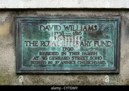 Plaque commémorant Rev David Williams, le fondateur de la Royal Literary Fund, dans le cimetière de St Anne's, Soho. Banque D'Images