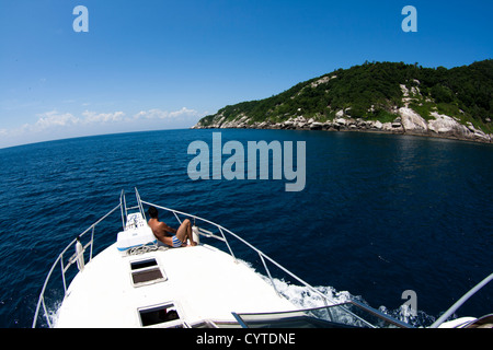 Bateau de plongée touristique en provenance de Santos, dans Queimada Grande island, connue comme l'île des serpents. Paruíbe, au Brésil. Banque D'Images