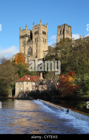 Cathédrale de Durham de l'autre côté de la rivière en automne usure North East England UK Banque D'Images