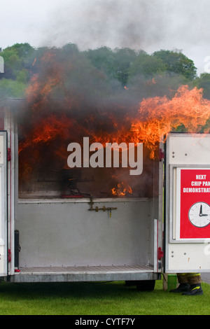 Démonstration de la remorque d'une puce pan-feu par les pompiers Banque D'Images