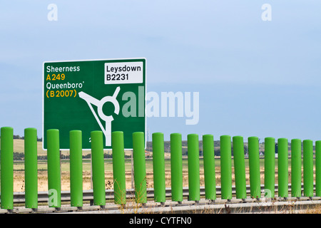 Signe de route sur l'île de Sheppey, Kent A249 à Sheerness, B2231 pour le B2007 Leysdown et à Queenborough Banque D'Images