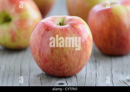 Pommes sur une table en bois Banque D'Images