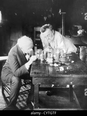 Thomas Edison et Dr Charles P STEINMETZ in lab Banque D'Images