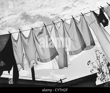 Vêtements accroché sur corde Banque D'Images