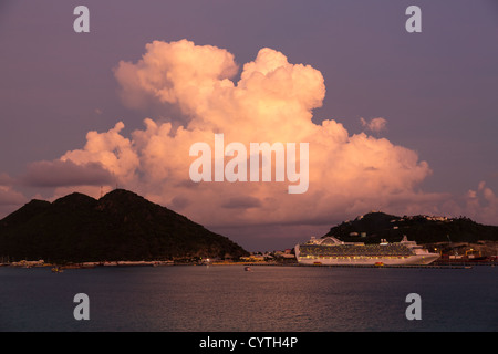 Coucher de soleil spectaculaire image de navire de croisière de la ville de Philipsburg à Sint Maarten ou Saint Saint Martin dans les Caraïbes Banque D'Images