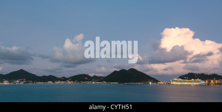 Coucher de soleil spectaculaire image de navire de croisière de la ville de Philipsburg à Sint Maarten ou Saint Saint Martin dans les Caraïbes Banque D'Images