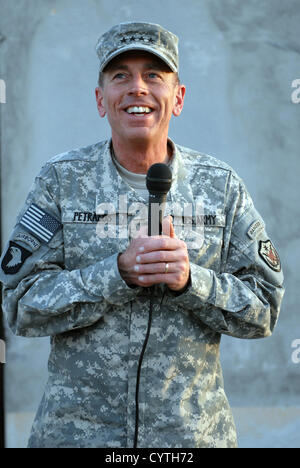 Général américain David H. Petraeus, commandant général de la Force multinationale en Iraq parle avec des troupes le 26 juillet 2005 en Iraq. Petraeus a démissionné en tant que directeur de la CIA le 9 novembre 2012 après avoir publié une déclaration indiquant qu'il s'était livré à une affaire extra-conjugale. Banque D'Images
