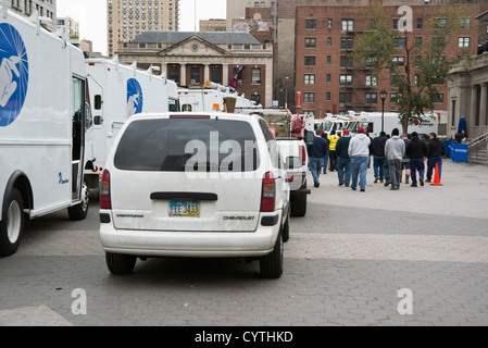 Les électriciens et les travailleurs d'alimentation de tout le pays à la mise en scène de New York Union Square pour aider avec l'interdiction de l'Ouragan Sandy Banque D'Images