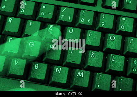 Clavier de l'ordinateur avec les doigts la nuit ghost Banque D'Images
