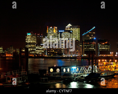 Vue de nuit sur les toits de Canary Wharf de Trinity Buoy Wharf montrant la Tamise en premier plan, London, England, UK Banque D'Images