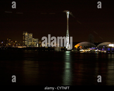 Vue de la nuit de l'Emirates Air Line, London's premier téléphérique montrant la Tamise, Londres, Angleterre, Royaume-Uni Banque D'Images