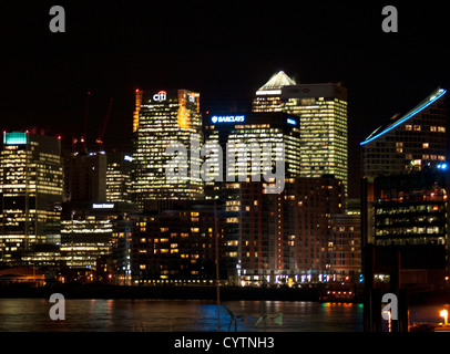 Vue de nuit sur les toits de Canary Wharf de Trinity Buoy Wharf montrant la Tamise en premier plan, London, England, UK Banque D'Images