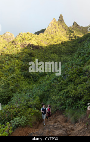 Elk284-7949v Hawaii, Kauai, côte de Na Pali, Kalalau Trail, les randonneurs sur le sentier Banque D'Images