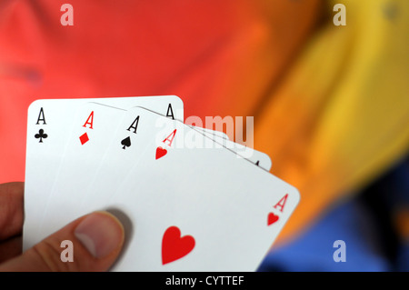 Main tenant quatre As avec bokeh copyspace Banque D'Images