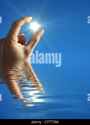 Main tenant le soleil et l'eau reflaction avec copyspace Banque D'Images
