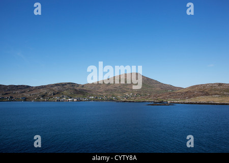 Avis de Castlebay (Bagh a Chaisteil) sur l'île de Barra de l'embarcadère d'Oban, îles Hébrides, Ecosse, Royaume-Uni Banque D'Images