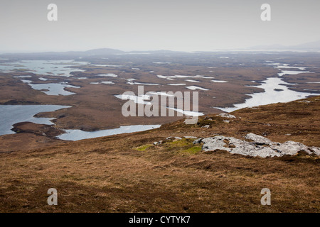 La vue en direction sud à partir de Rueval (Ruabhal), le point le plus élevé de Benbecular, îles Hébrides, Ecosse, Royaume-Uni Banque D'Images