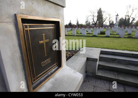 Malbork, Pologne 10, novembre 2012 Les célébrations du Jour du Souvenir en Pologne . Visites personnes Commonwelth britannique Cememetry dans Malbork et allumer des bougies sur les tombes. Cimetière de guerre du Commonwealth de Malbork contient 232 sépultures de la Seconde Guerre mondiale. Il y a aussi 13 sépultures de la Première Guerre mondiale qui ont été déplacées de Gdansk (Dantzig) Cimetière de garnison en 1960. Le cimetière contient également le mémorial de Malbork , commémorant les victimes de la Première Guerre mondiale 39 enterré à Heilsberg (Cimetière des prisonniers de guerre a changé en 1953 pour le Cimetière de guerre Lidsbark) où leurs tombes ne pouvait plus être maintenue. Banque D'Images