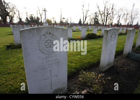 Malbork, Pologne 10, novembre 2012 Les célébrations du Jour du Souvenir en Pologne . Visites personnes Commonwelth britannique Cememetry dans Malbork et allumer des bougies sur les tombes. Cimetière de guerre du Commonwealth de Malbork contient 232 sépultures de la Seconde Guerre mondiale. Il y a aussi 13 sépultures de la Première Guerre mondiale qui ont été déplacées de Gdansk (Dantzig) Cimetière de garnison en 1960. Le cimetière contient également le mémorial de Malbork , commémorant les victimes de la Première Guerre mondiale 39 enterré à Heilsberg (Cimetière des prisonniers de guerre a changé en 1953 pour le Cimetière de guerre Lidsbark) où leurs tombes ne pouvait plus être maintenue. Banque D'Images