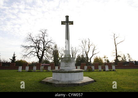 Malbork, Pologne 10, novembre 2012 Les célébrations du Jour du Souvenir en Pologne . Visites personnes Commonwelth britannique Cememetry dans Malbork et allumer des bougies sur les tombes. Cimetière de guerre du Commonwealth de Malbork contient 232 sépultures de la Seconde Guerre mondiale. Il y a aussi 13 sépultures de la Première Guerre mondiale qui ont été déplacées de Gdansk (Dantzig) Cimetière de garnison en 1960. Le cimetière contient également le mémorial de Malbork , commémorant les victimes de la Première Guerre mondiale 39 enterré à Heilsberg (Cimetière des prisonniers de guerre a changé en 1953 pour le Cimetière de guerre Lidsbark) où leurs tombes ne pouvait plus être maintenue. Banque D'Images