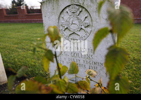 Malbork, Pologne 10, novembre 2012 Les célébrations du Jour du Souvenir en Pologne . Visites personnes Commonwelth britannique Cememetry dans Malbork et allumer des bougies sur les tombes. Cimetière de guerre du Commonwealth de Malbork contient 232 sépultures de la Seconde Guerre mondiale. Il y a aussi 13 sépultures de la Première Guerre mondiale qui ont été déplacées de Gdansk (Dantzig) Cimetière de garnison en 1960. Le cimetière contient également le mémorial de Malbork , commémorant les victimes de la Première Guerre mondiale 39 enterré à Heilsberg (Cimetière des prisonniers de guerre a changé en 1953 pour le Cimetière de guerre Lidsbark) où leurs tombes ne pouvait plus être maintenue. Banque D'Images