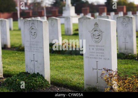 Malbork, Pologne 10, novembre 2012 Les célébrations du Jour du Souvenir en Pologne . Visites personnes Commonwelth britannique Cememetry dans Malbork et allumer des bougies sur les tombes. Cimetière de guerre du Commonwealth de Malbork contient 232 sépultures de la Seconde Guerre mondiale. Il y a aussi 13 sépultures de la Première Guerre mondiale qui ont été déplacées de Gdansk (Dantzig) Cimetière de garnison en 1960. Le cimetière contient également le mémorial de Malbork , commémorant les victimes de la Première Guerre mondiale 39 enterré à Heilsberg (Cimetière des prisonniers de guerre a changé en 1953 pour le Cimetière de guerre Lidsbark) où leurs tombes ne pouvait plus être maintenue. Banque D'Images