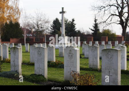 Malbork, Pologne 10, novembre 2012 Les célébrations du Jour du Souvenir en Pologne . Visites personnes Commonwelth britannique Cememetry dans Malbork et allumer des bougies sur les tombes. Cimetière de guerre du Commonwealth de Malbork contient 232 sépultures de la Seconde Guerre mondiale. Il y a aussi 13 sépultures de la Première Guerre mondiale qui ont été déplacées de Gdansk (Dantzig) Cimetière de garnison en 1960. Le cimetière contient également le mémorial de Malbork , commémorant les victimes de la Première Guerre mondiale 39 enterré à Heilsberg (Cimetière des prisonniers de guerre a changé en 1953 pour le Cimetière de guerre Lidsbark) où leurs tombes ne pouvait plus être maintenue. Banque D'Images