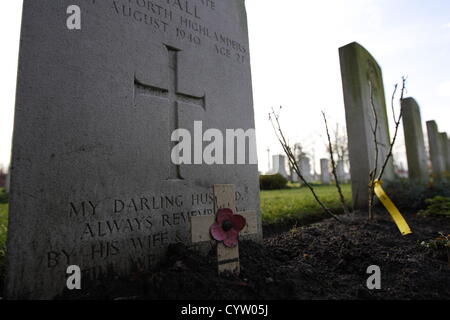 Malbork, Pologne 10, novembre 2012 Les célébrations du Jour du Souvenir en Pologne . Visites personnes Commonwelth britannique Cememetry dans Malbork et allumer des bougies sur les tombes. Cimetière de guerre du Commonwealth de Malbork contient 232 sépultures de la Seconde Guerre mondiale. Il y a aussi 13 sépultures de la Première Guerre mondiale qui ont été déplacées de Gdansk (Dantzig) Cimetière de garnison en 1960. Le cimetière contient également le mémorial de Malbork , commémorant les victimes de la Première Guerre mondiale 39 enterré à Heilsberg (Cimetière des prisonniers de guerre a changé en 1953 pour le Cimetière de guerre Lidsbark) où leurs tombes ne pouvait plus être maintenue. Banque D'Images