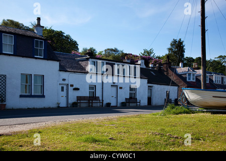 Vue sur une rangée de maisons le long de la route dans le village côtier de Corrie, Isle of Arran, Ecosse, Royaume-Uni Banque D'Images