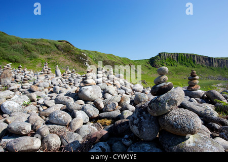 Tas de pierres sur la plage à Drumadoon près de Blackwaterfoot, Isle of Arran, Ecosse, Royaume-Uni Banque D'Images