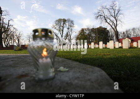 Malbork, Pologne 10, novembre 2012 Les célébrations du Jour du Souvenir en Pologne . Visites personnes Commonwelth britannique Cememetry dans Malbork et allumer des bougies sur les tombes. Cimetière de guerre du Commonwealth de Malbork contient 232 sépultures de la Seconde Guerre mondiale. Il y a aussi 13 sépultures de la Première Guerre mondiale qui ont été déplacées de Gdansk (Dantzig) Cimetière de garnison en 1960. Le cimetière contient également le mémorial de Malbork , commémorant les victimes de la Première Guerre mondiale 39 enterré à Heilsberg (Cimetière des prisonniers de guerre a changé en 1953 pour le Cimetière de guerre Lidsbark) où leurs tombes ne pouvait plus être maintenue. Banque D'Images