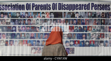 Le 10 novembre 2012 - manque de relative jeunesse du Cachemire a l'air de photos Proche disparu alors qu'elle participe à une manifestation de protestation organisée par l'Association des Parents de personnes disparues (APDP) à Srinagar, la capitale d'été indien, le 10/10/2012. Selon certaines personnes APDP déjà 8 000 ont disparu depuis le début de le conflit au Cachemire en 1989, après avoir été arrêté par les forces de sécurité indiennes et d'autres organismes de sécurité. .Photo/Altaf Zargar/Zuma Press (crédit Image : © Altaf Zargar/ZUMAPRESS.com) Banque D'Images