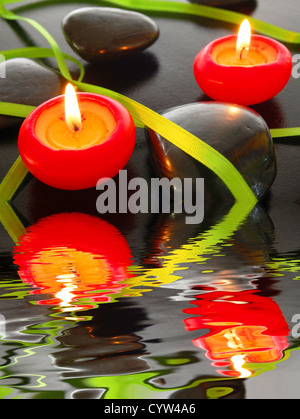 Bougie spa et de l'eau reflet montrant concept zen Banque D'Images
