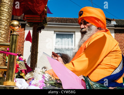 Prêtre participant à la parade Vaisakhi à Southampton, Angleterre Banque D'Images