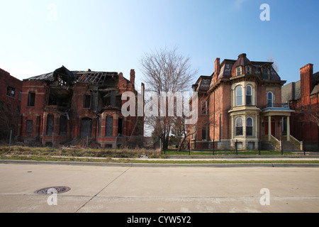 Série d'hôtels particuliers en décomposition dans le parc de la brosse, Detroit, Michigan Banque D'Images