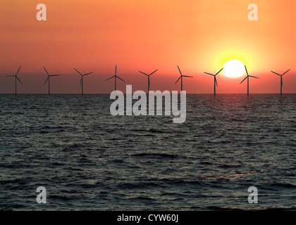 Ferme éolienne en mer au coucher du soleil, au Royaume-Uni. Banque D'Images