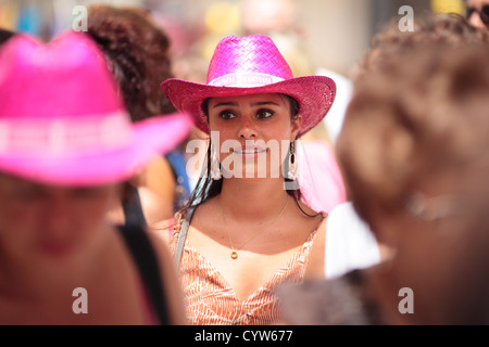 Jeune femme dans la Calle Marques de Larios, Malaga, Espagne au cours de la feria. Banque D'Images